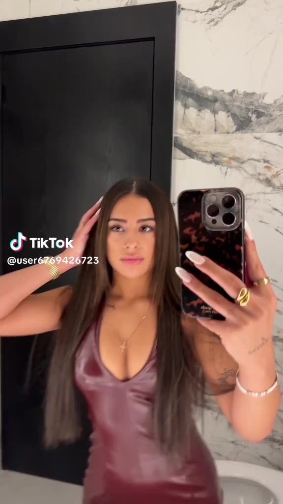 Avanyce Onlyfans Shows Off Her Sexy Figure