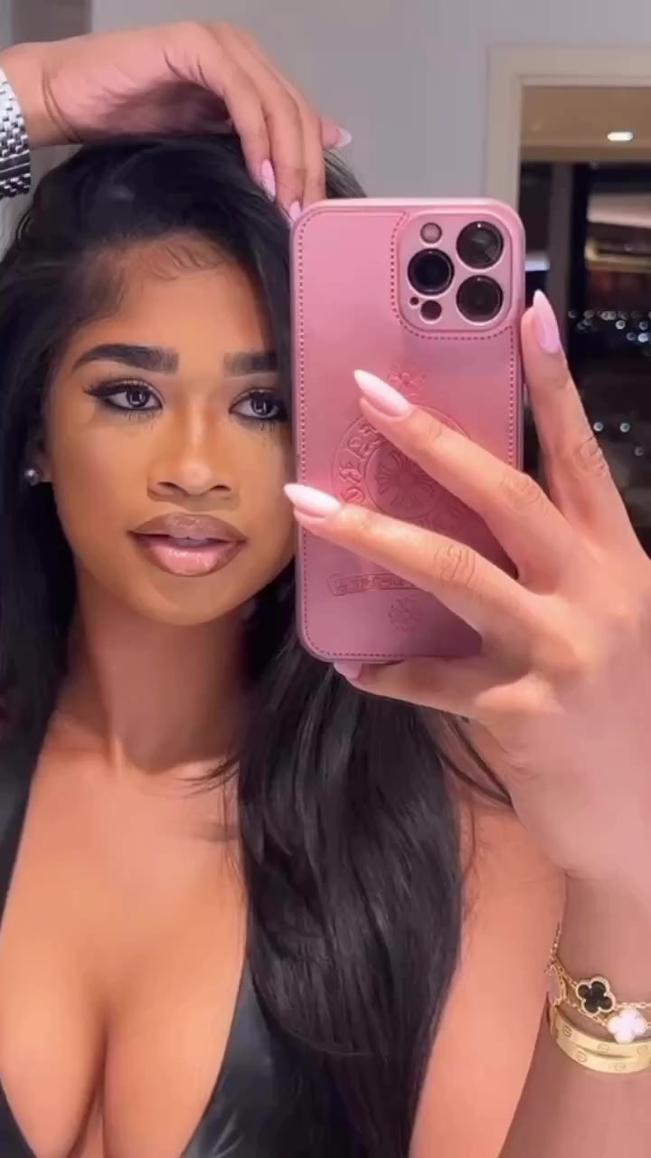 Alana Walker Shows Off Her Huge Boobs